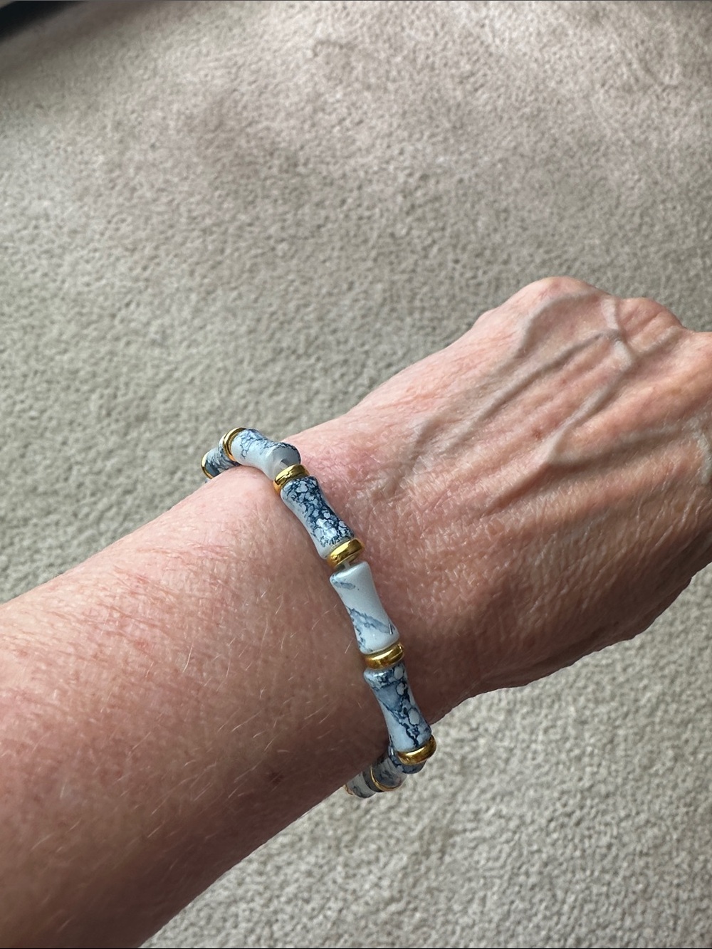 Marbled White & Gray Beaded Stretch Bracelet with Gold Accents
